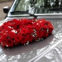 Hartvormig autocorso | Rondrijden met een zee van rozen op de motorkap